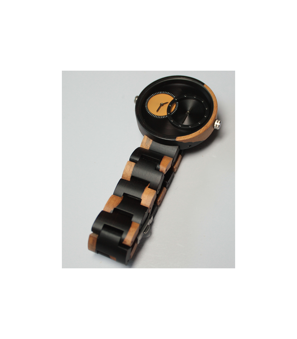 zwart-wit houten horloge