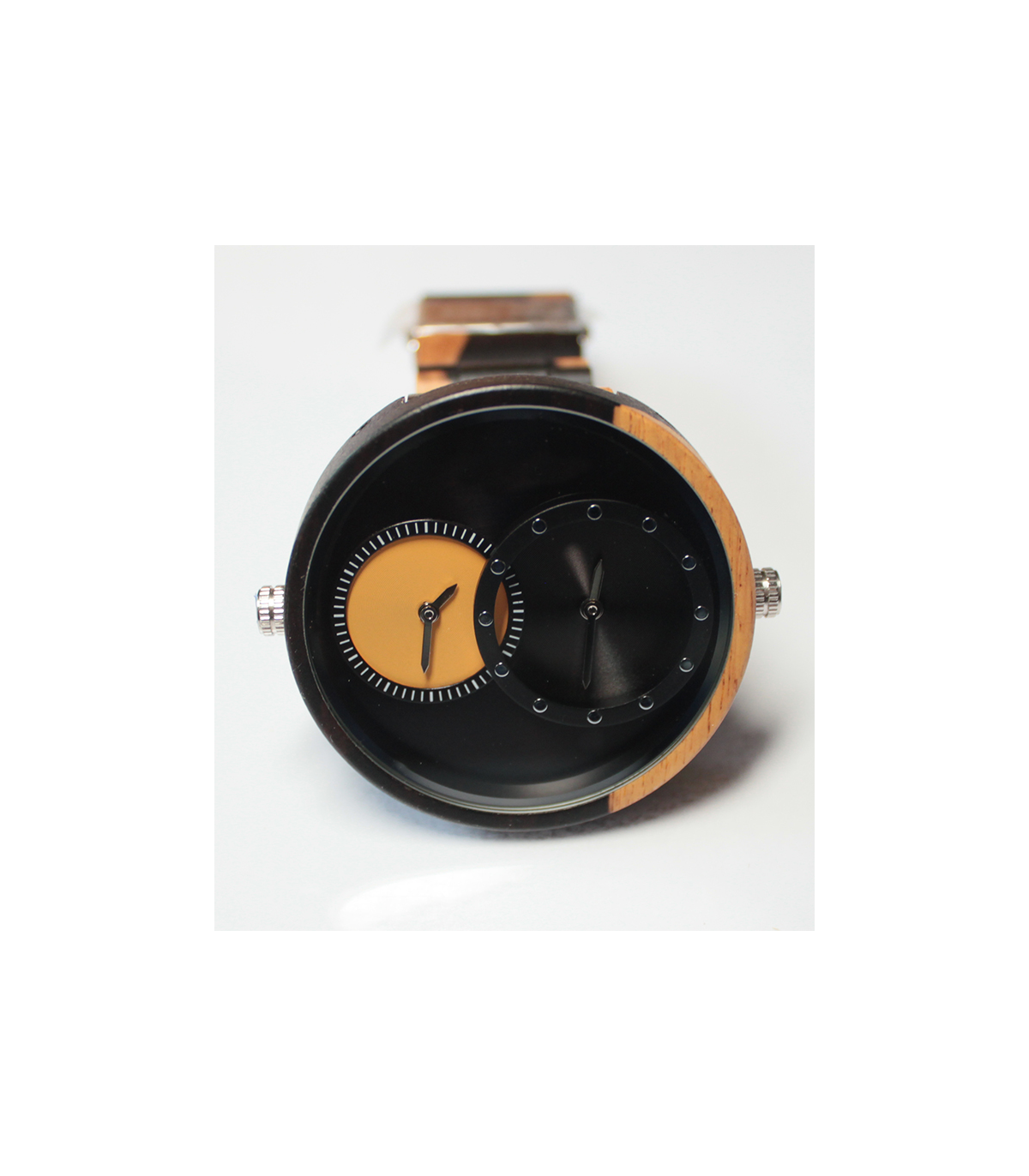 zwart-wit houten horloge