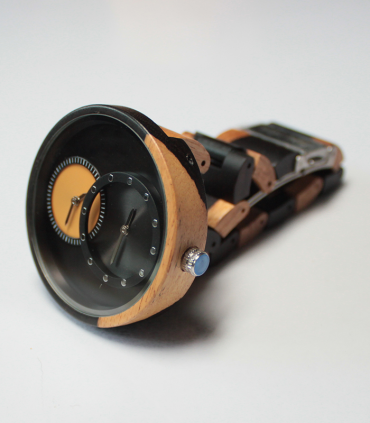 zwart-wit houten horloge