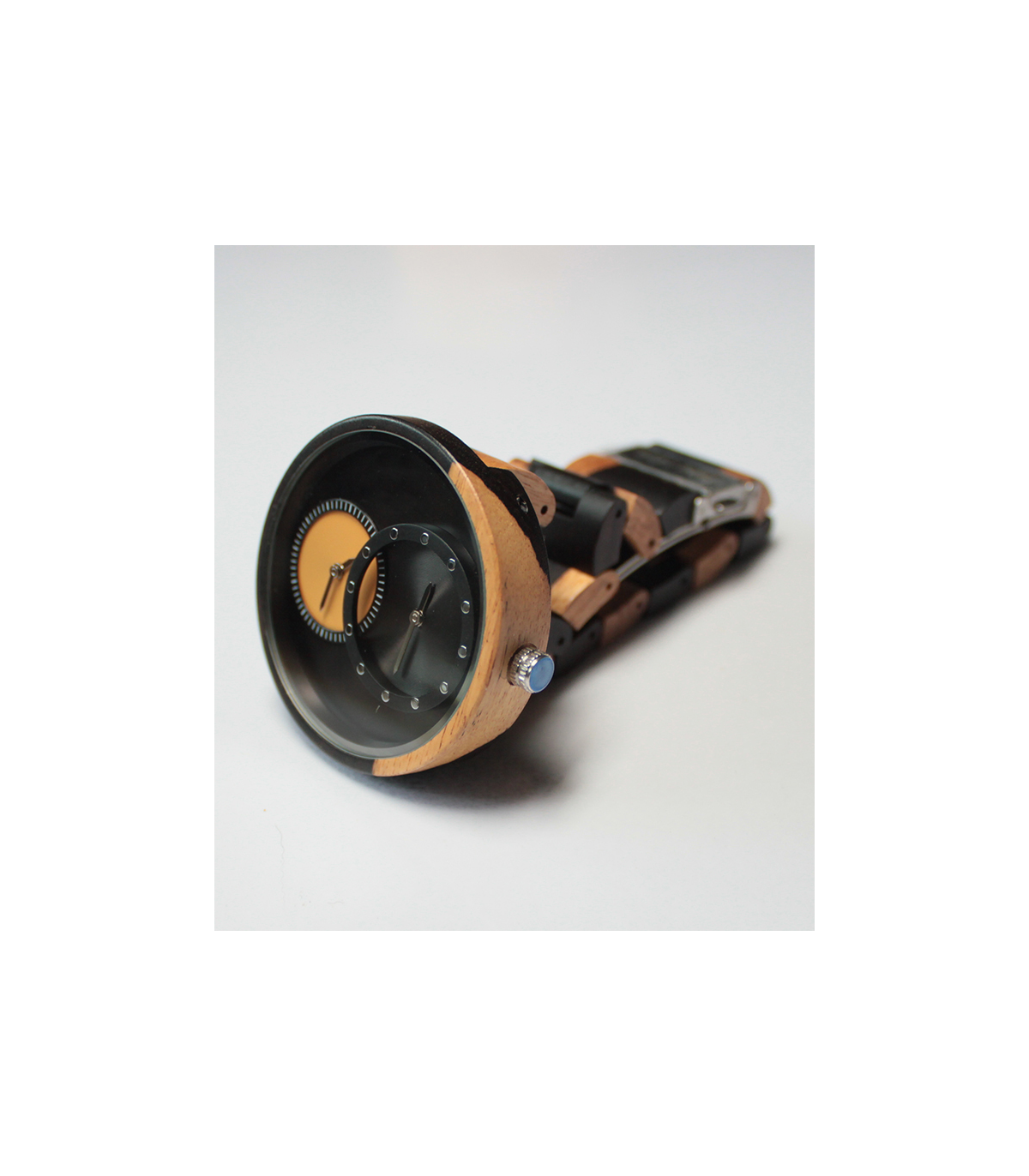 zwart-wit houten horloge