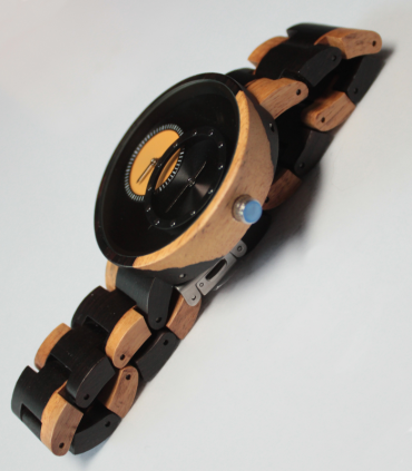 zwart-wit houten horloge