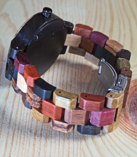dameshorloge met meerkleurige houten band