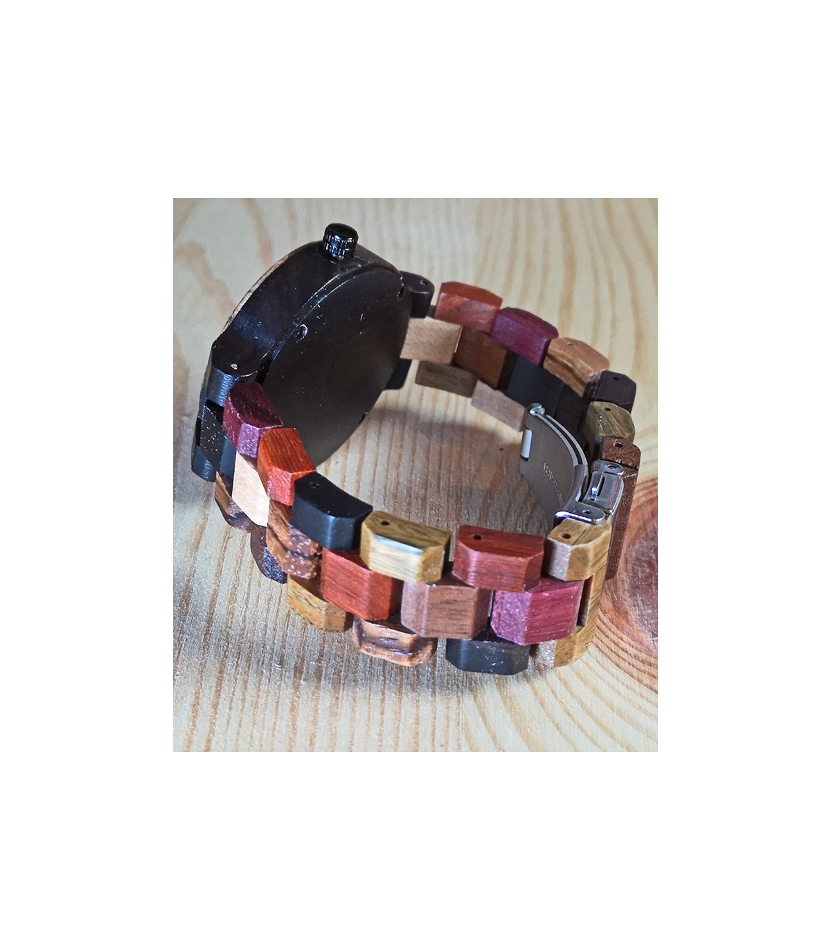 dameshorloge met meerkleurige houten band