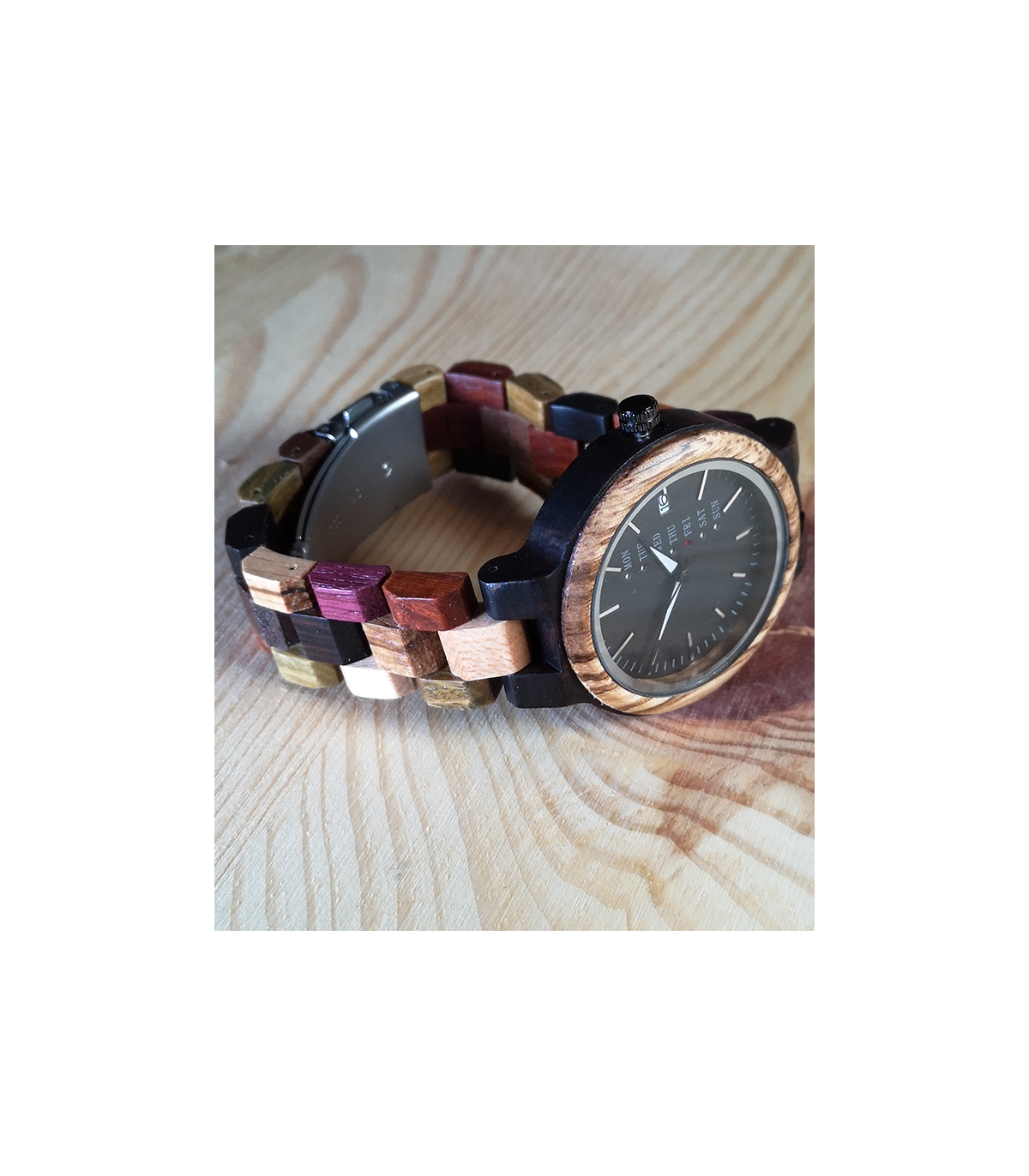 dameshorloge met meerkleurige houten band