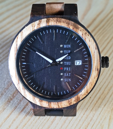 dameshorloge met meerkleurige houten band