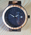dameshorloge met meerkleurige houten band