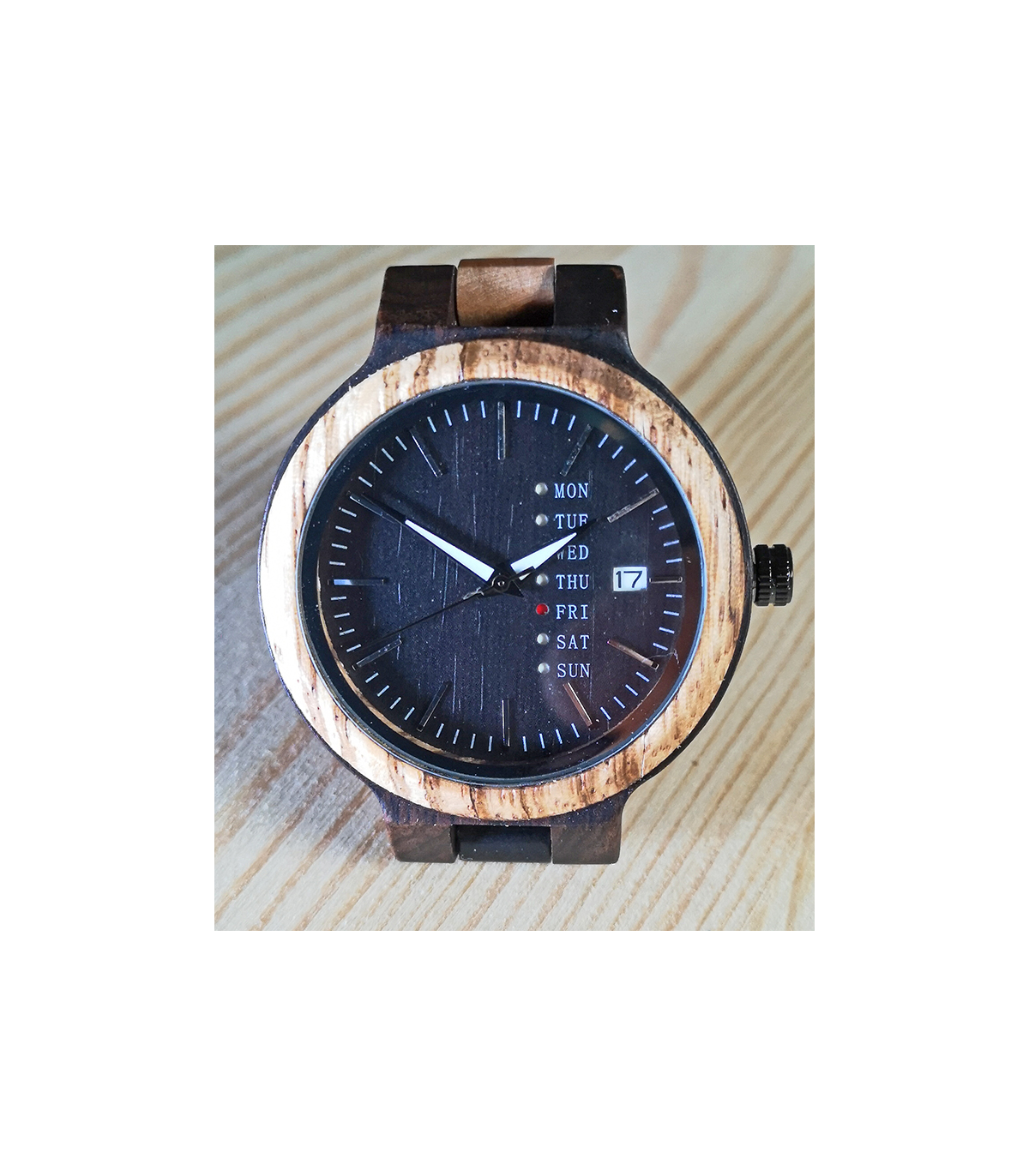 dameshorloge met meerkleurige houten band