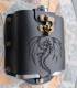 metalen flask in lederen hoes