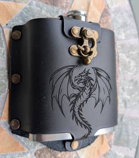 metalen flask in lederen hoes