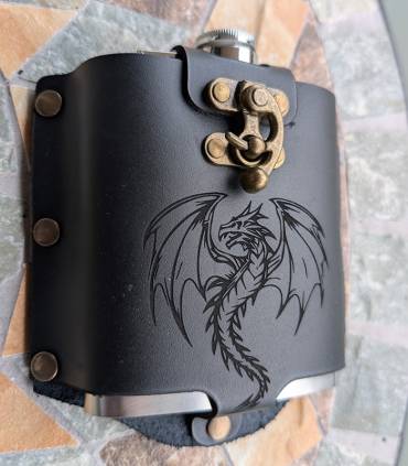 metalen flask in lederen hoes