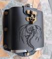 metalen flask in lederen hoes