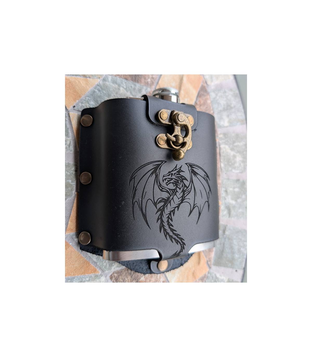 metalen flask in lederen hoes