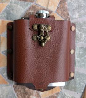 metalen flask in lederen hoes