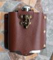 metalen flask in lederen hoes