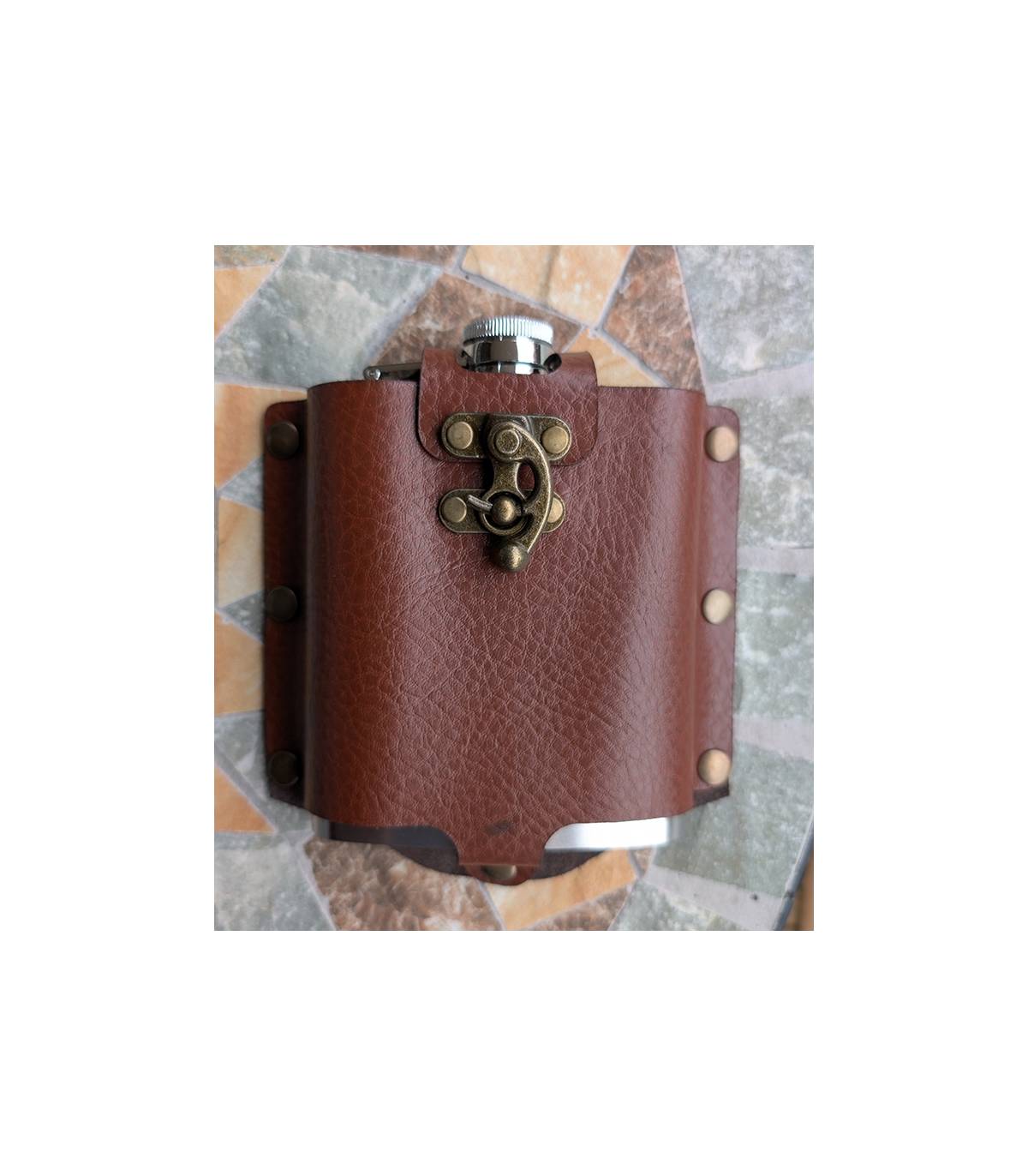 metalen flask in lederen hoes
