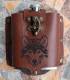 metalen flask in lederen hoes