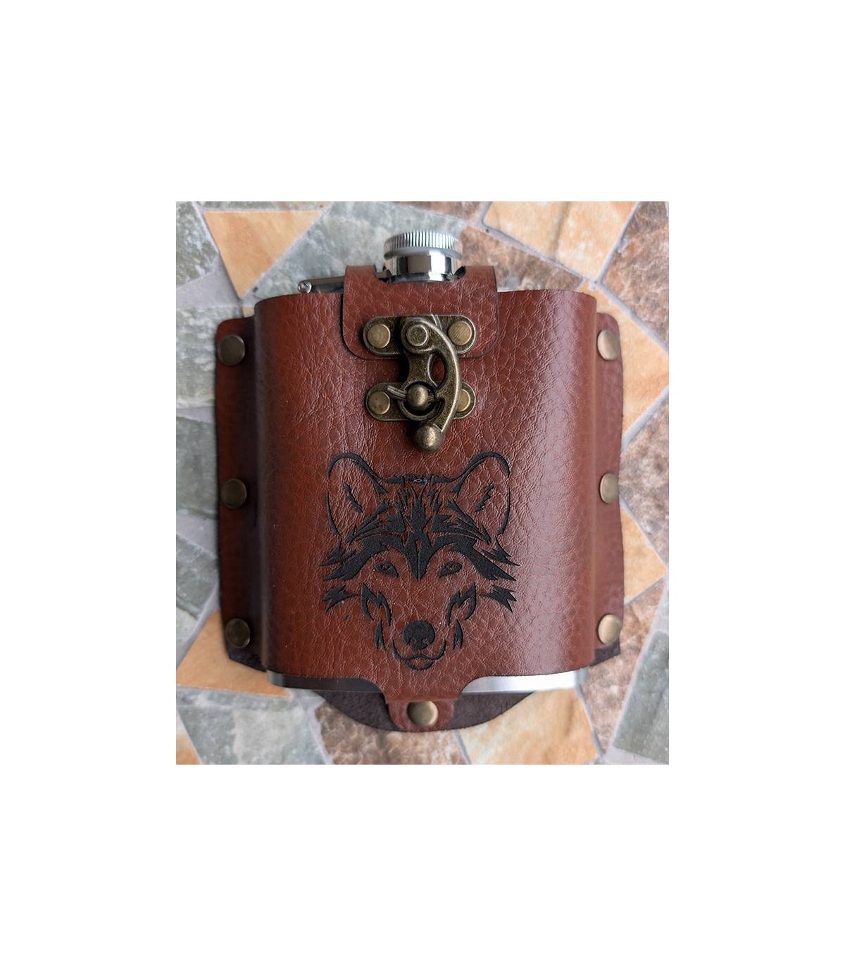 metalen flask in lederen hoes