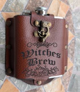 metalen flask in lederen hoes