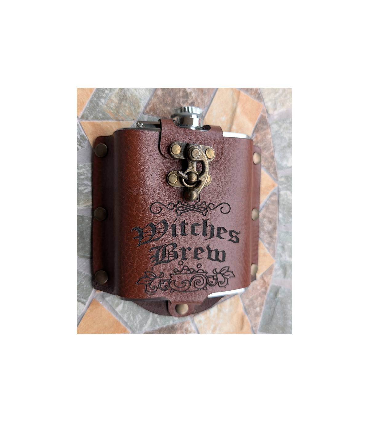 metalen flask in lederen hoes