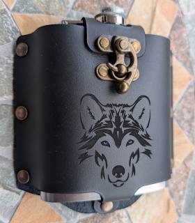 metalen flask in lederen hoes