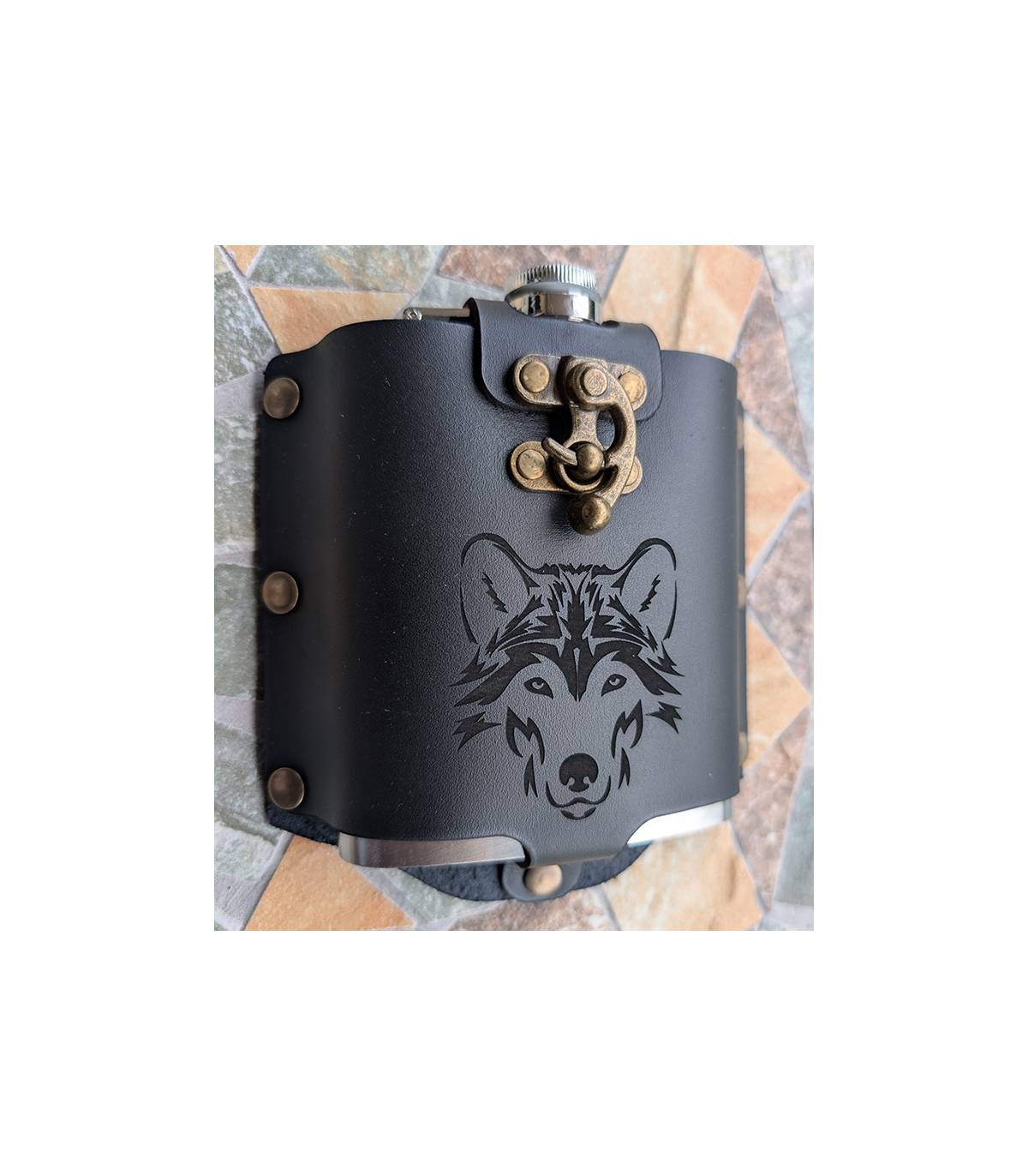 metalen flask in lederen hoes